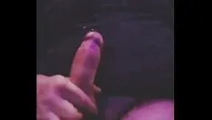 Oynat Büyük horozumu okşayarak büyük bir cumshot çektim. iki kez geldim çok iyiydi!
