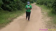 Jouer Après la promenade, je l'ai ramenée à la maison pour quelques rafraîchissements