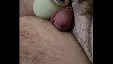Putar Masterbating dengan tongkat tanpa tangan, cumming yang intens