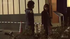 播放 去你在城里捡到的女孩家里，给她的朋友打电话（01835）