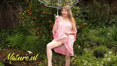 Afspelen Voyeur-huisvrouw lilly white speelt met zichzelf in de tuin