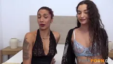 Jouer Des filles chaudes dans un duel sexy ! ils se battent pour une grosse bite !