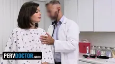 Putar Remaja nakal dharma jones mengendarai penis gemuk besar dokter untuk menyembuhkan sakit punggungnya - dokter perv