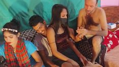 Jouer Desi chaud deux couples ayant des relations sexuelles dans un mauvais mignon belle chatte serrée funking hud quatuor