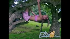 Odtwórz Ellie 18 masturbuje się na świeżym powietrzu w akcji solo
