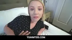 播放 Yummysis - 金发少女继姐妹邀请继兄弟进入她的洞穴 - 迪克西·林恩