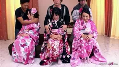 Reproducir Orgía adolescente japonesa con tres estrellas JAV de coño peludo