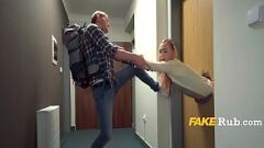 Играть Блондинка застряла в тройничке: жареная на вертеле и любимая