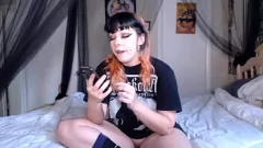 Afspelen Ravenharige gotische minnaar beoordeelt mijn grote lul en spreidt haar grote kont