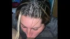 Reproducir Puta rubia hace garganta profunda y recibe un bukkake