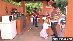 Odtwórz Zakazane ruchanie ojczyma: niespodzianka w Cinco de Mayo z meksykańską gwiazdą porno
