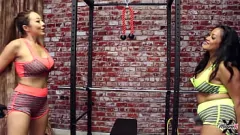 Afspelen Zweterige lesbiennes Maxine X & Nyssa Nevers: dildospel en workout-orgasme!
