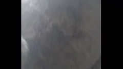 Afspelen Solo Chica wordt nat en verspilt een lading met douchewolk en knuffel