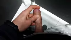 Afspelen Het toiletavontuur van de jonge twink in het openbare winkelcentrum: nieuwsgierige lullen vangen