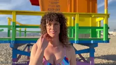 再生 曲線のユダヤ人の熟女は、ビーチでランダムな見知らぬ人と公共のセックスをしています
