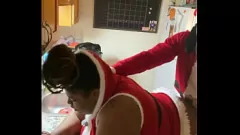 Afspelen BBC in de keuken: MILF krijgt grote lul -energie voor Kerstmis