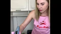 Reproducir La enfermera rubia MILF se vuelve manos a la mano con una polla gorda durante la sesión de depilación