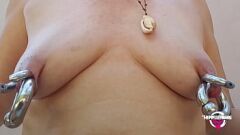 تشغيل مضخات MILF الغريبة مثقوبة الثدي مع حلقات الحلمة القصوى في الهواء الطلق