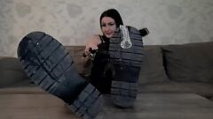تشغيل يطالب Dominatrix بعق الحذاء المليء بـ Cum