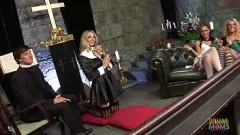 Afspelen Religieuze MILF's kunnen niet weerstand bieden aan groepsseks en grote pikken in de kerk