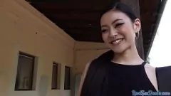 Abspielen Asian Babe bekommt öffentlich bezahlten Sex in POV