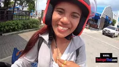 播放 业余泰国女友在男人的怪物公鸡上的狂野骑行