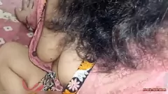 Abspielen Desi Punjabi GF von Sexiest Indian: Heiße, sexy Teenie posiert nackt und zeigt ihren kurvigen Arsch und ihre Muschi