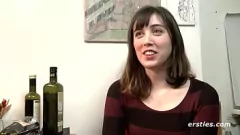 Riproduci Studentessa bruna formosa dagli Stati Uniti se la cava con un dildo