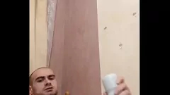 Reproducir Nutria peluda se da placer en la cama: gran culo y gran masturbación de polla