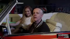 চালান অন্তর্বাসের মধ্যে কামুক স্বর্ণকেশী ডোমে গাড়িতে একটি বাষ্পযুক্ত ক্রিম্পির আগে একটি শক্ত মোরগকে প্রাধান্য দেয় এবং চড়ায়