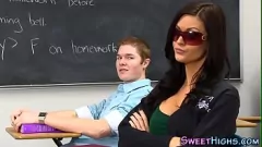 Odtwórz Niegrzeczna studentka Kendall Karson w mundurze robi oszałamiającego loda szczęściarzowi