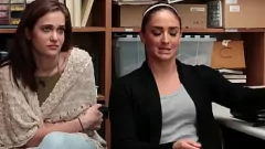 Odtwórz Ekscytujące spotkanie tabu: młoda pasierbica i mamuśka macocha ujeżdżają wielkiego kutasa ochroniarza na zapleczu biura