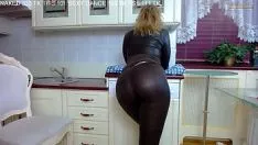 Reproducir Milf caliente se marcha y hace twerks en bragas de pintura con base de goma rápida